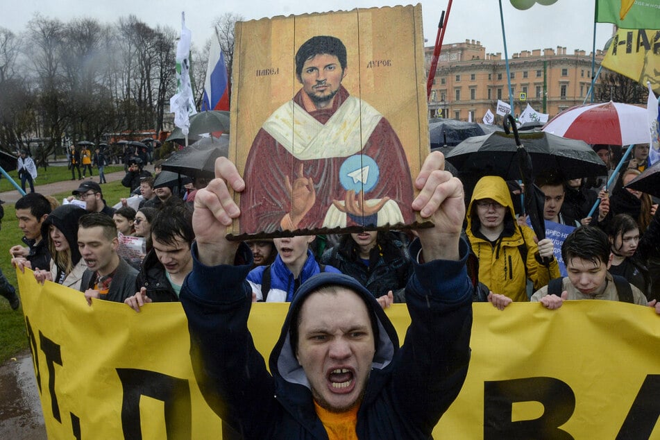 Russischer Nationalheld: Als Telegram im Jahr 2018 von der Kreml-Regierung kurzzeitig gesperrt wurde, gingen Leute mit Bildnissen Durows, die ihn als eine Art Messias zeigen, auf die Straße. (Archivbild)