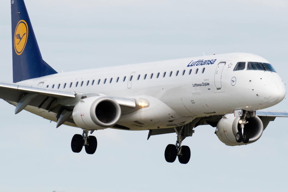 Eine Passagiermaschine der Lufthansa musste außerplanmäßig auf den Flughafen London Heathrow ausweichen. (Symbolbild)