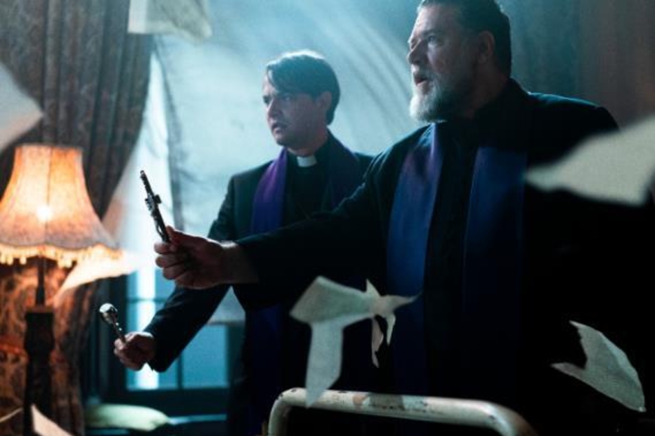 Russell Crowe (59, r.) schlüpfte für "The Pope's Exorcist" in die Rolle eines Priesters.