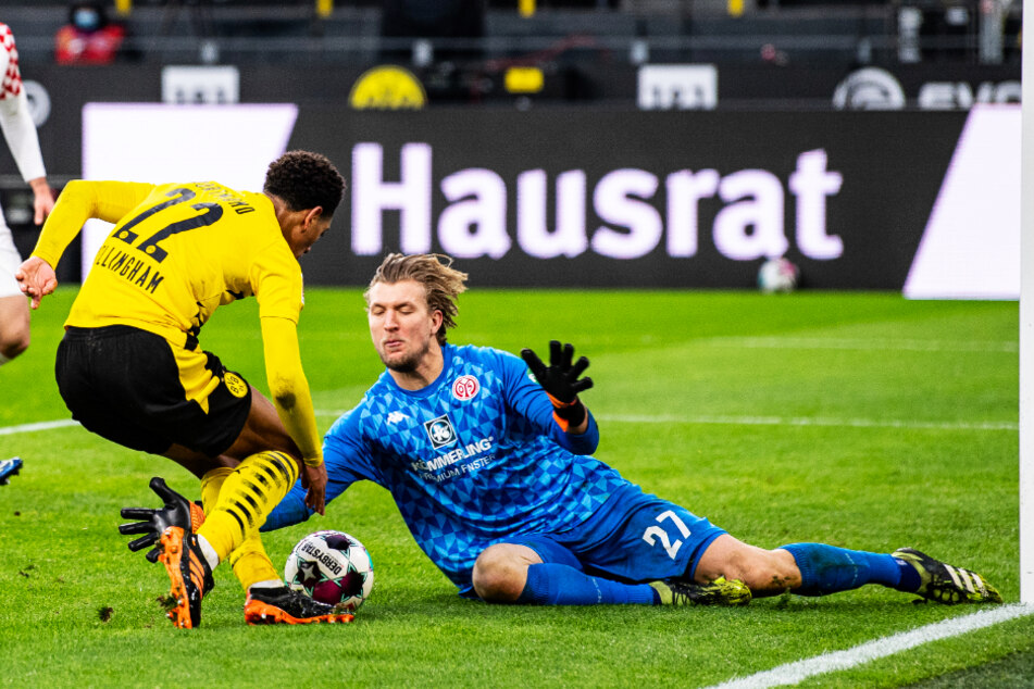 FSV-Keeper Robin Zentner (r.) packte mehrfach sicher zu und hielt Mainz in der 1. Halbzeit die Null. Hier kommt der auffällige Jude Bellingham nicht an ihm vorbei.