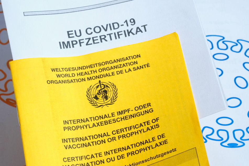 Impfpässe sind leicht zu fälschen. Mittlerweile tauchen in Sachsen immer mehr Fakes auf.