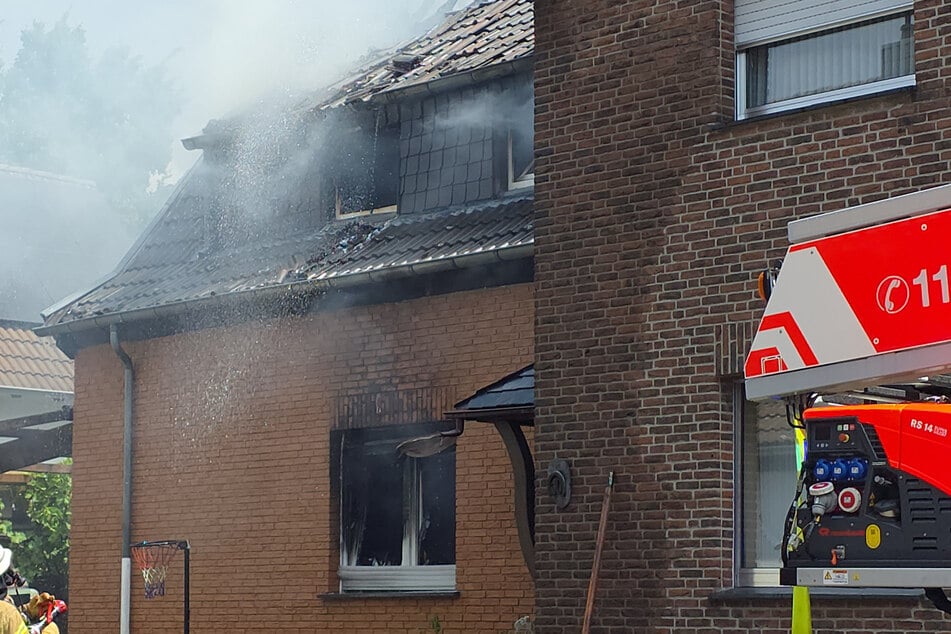 Der Dachstuhl des Wohnhauses brannte komplett aus.