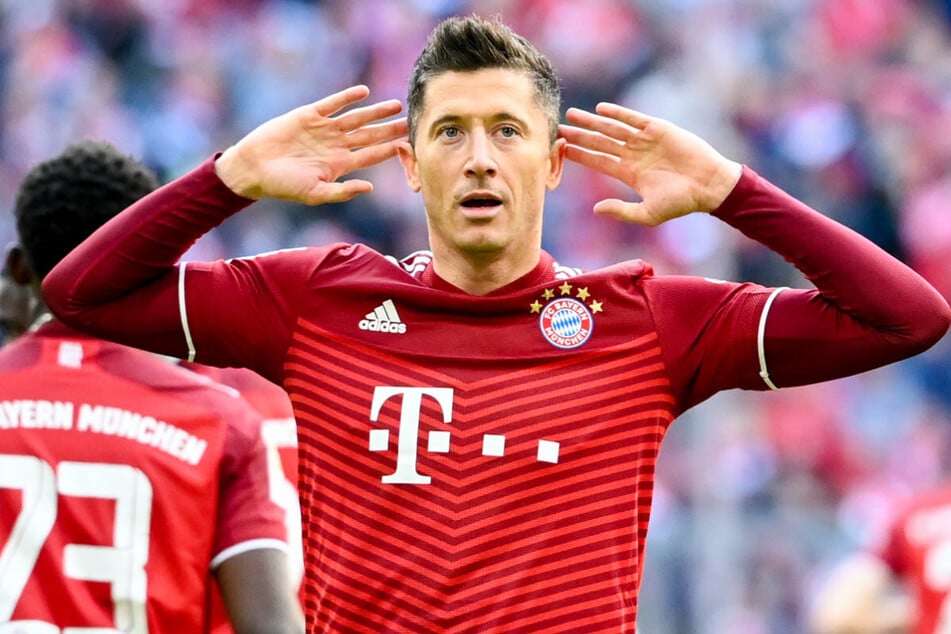 Ob er den Podcast hört? Laut dem neu gestarteten Projekt "Kicken kann er" ist der Bayern-Star Robert Lewandowski (33) ein sehr guter Spieler. Aber vor allem, weil seine Mitspieler ihn so aussehen lassen.