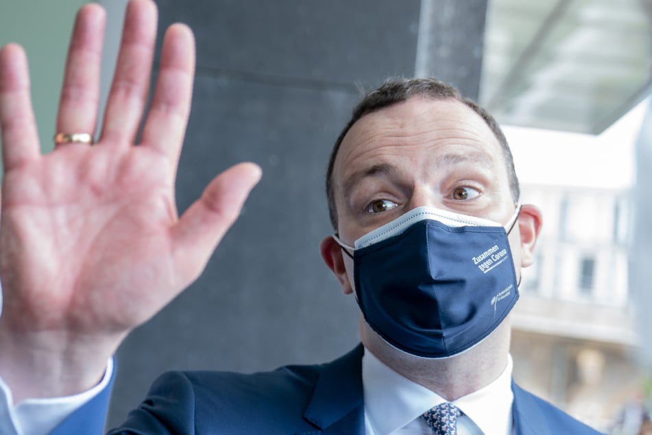 Jens Spahn (CDU), Bundesminister für Gesundheit, verabschiedet sich mit Maske nach der regelmäßigen Pressekonferenz zur Corona-Lage.