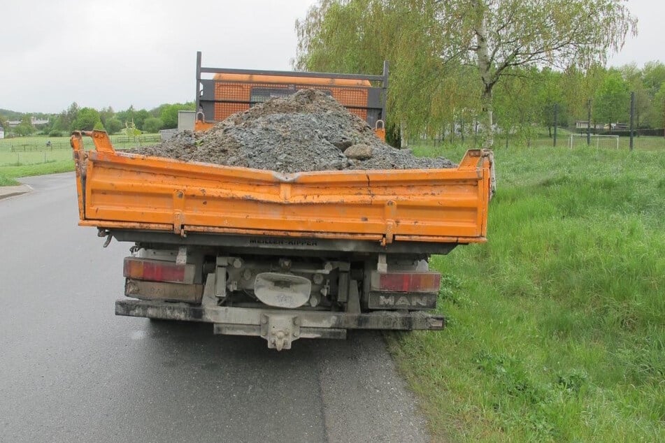 Völlig überladen! Die Chemnitzer Polizei beschlagnahmte diesen Schrott-Lkw.