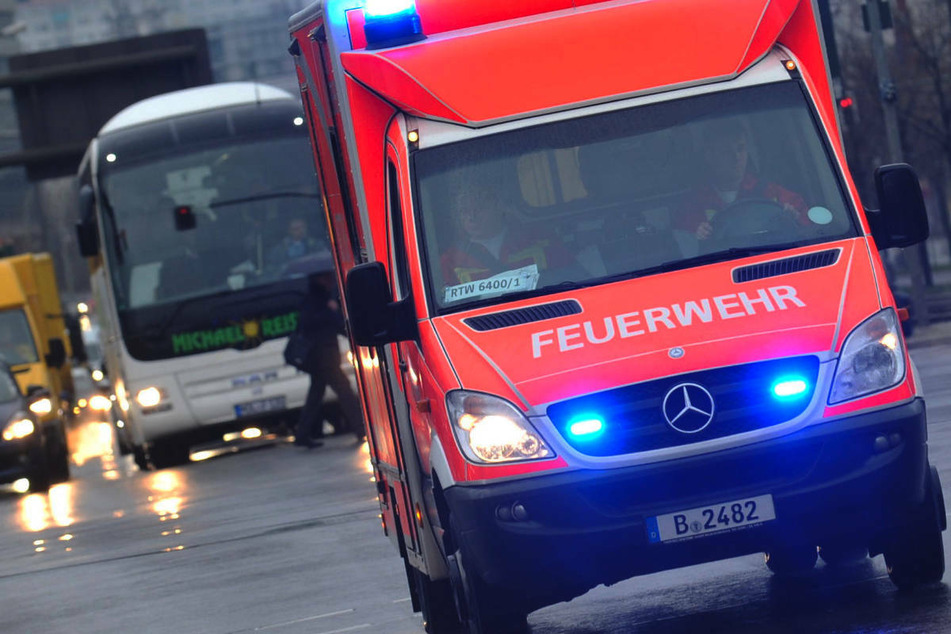 Rollstuhlfahrer nach Crash mit Mercedes-Transporter schwer verletzt