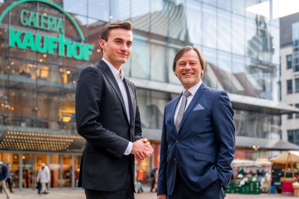 Zwei neue Cafés für die Innenstadtentwicklung: Konrad Krieger (22) und Andreas Uhlig (64, v.l.) von der Krieger-Gruppe stellten gestern die Pläne für das gläserne Kaufhaus vor.