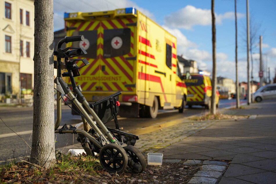 Die beschädigte Gehhilfe an einem Baum nahe der Unfallstelle.