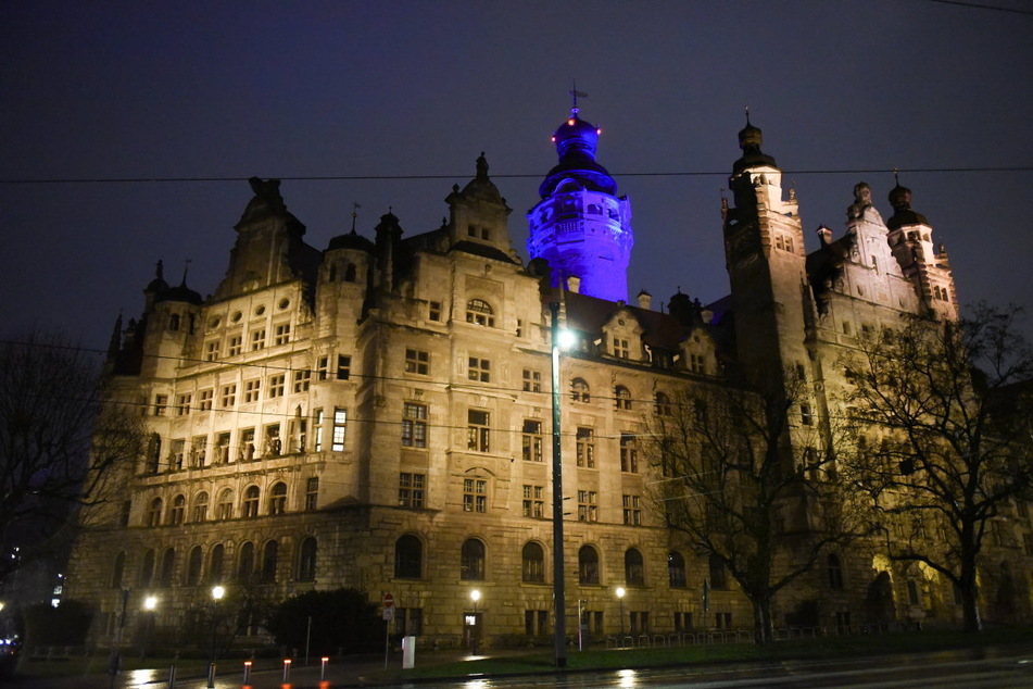 Das Leipziger Rathaus wurde am Freitagabend in den Farben der Ukraine angestrahlt.