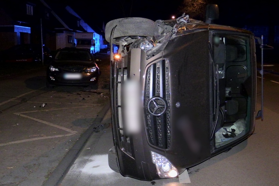 Der Mercedes Vito kippte bei dem Unfall in Langenfeld (Kreis Mettmann) auf die Seite.