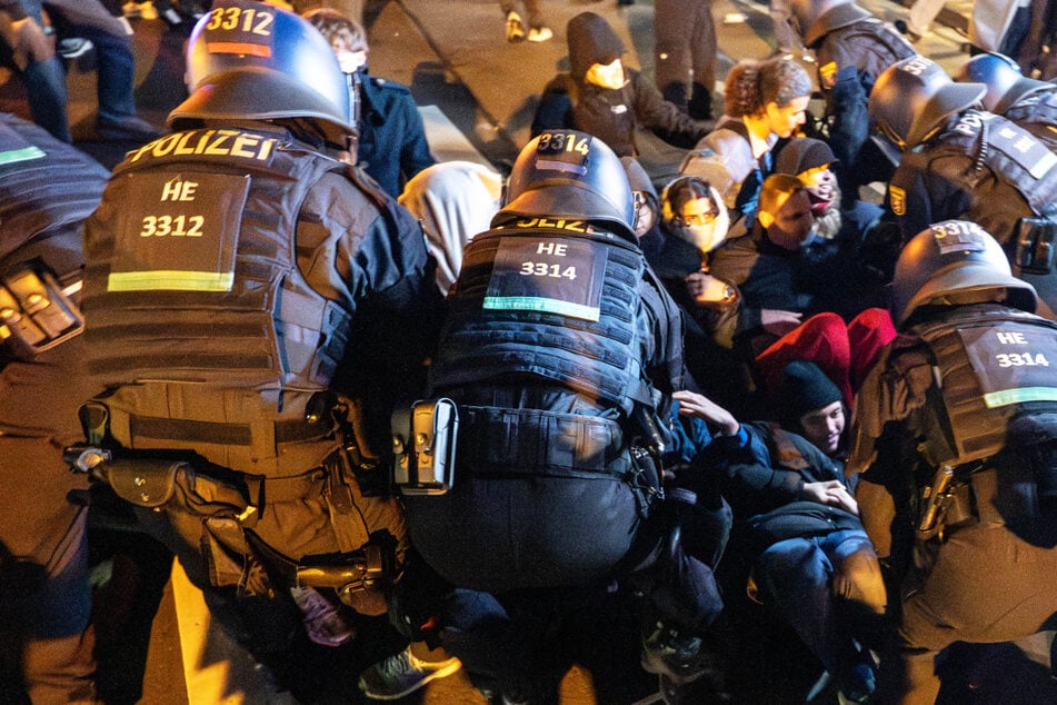 Es kam bei der "Gen Z regelt"-Demo in Frankfurt am Samstagabend zu Zusammenstößen zwischen Polizei und Demonstranten.