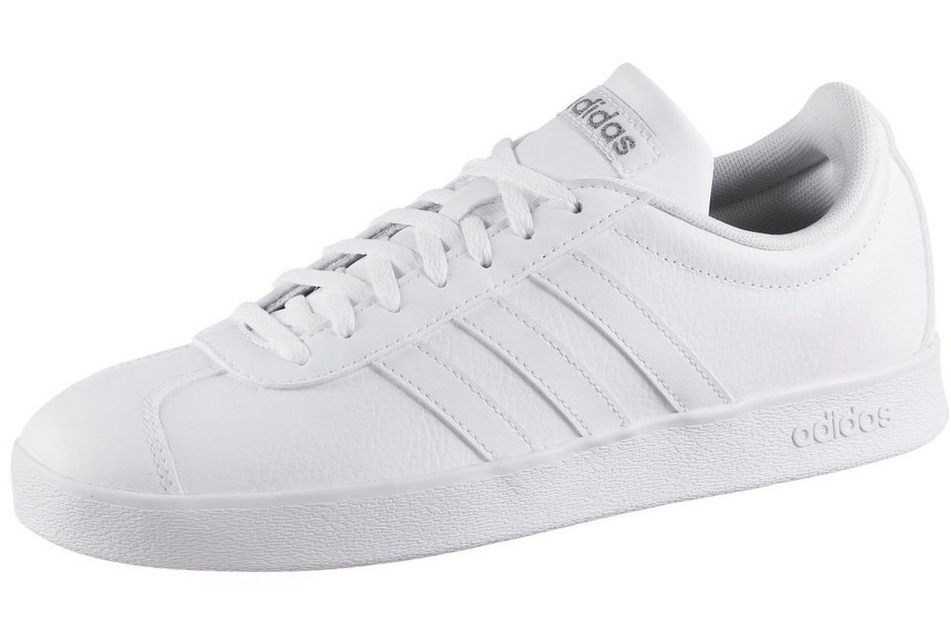 Durch das flache und minimalistische Design der "VL Court 2.0" von adidas, lassen sich die weißen Sneaker vielseitig kombinieren.