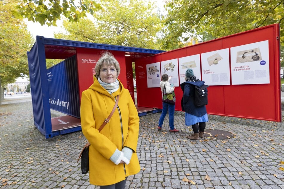 Grit Hardtstock (58) kam zufällig am mobilen Ausstellungsraum vorbei.