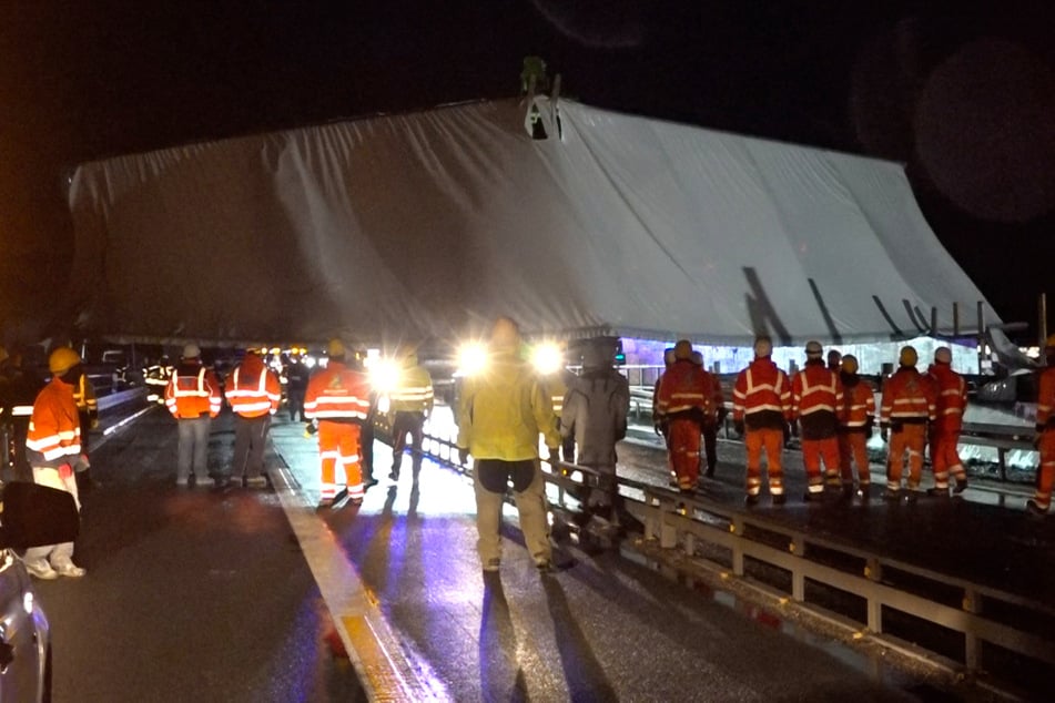 Zahlreiche Einsatzkräfte waren bei dem Abbau des Zelts auf der A3 gefordert.