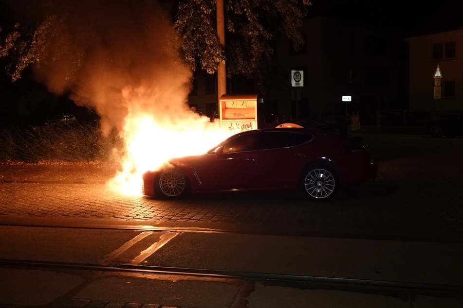 Gegen 1 Uhr fing der Porsche Feuer.
