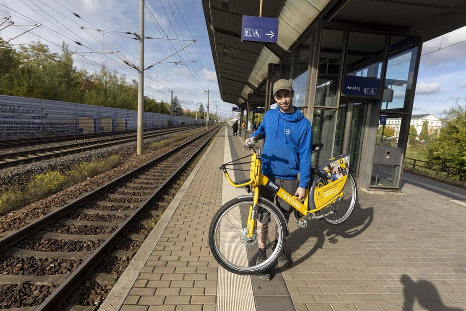 Kein geeigneter Abstellplatz: Werkstattleiter und Servicefahrer Arend Plaza (36) sammelt ein Rad vom Bahnsteig ein ...