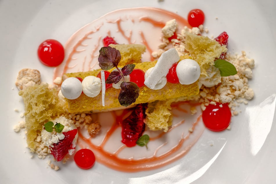 Als Dessert gibt es Spielerei aus Blutorange, weißer Schokolade, Kardamom und Pistazie.
