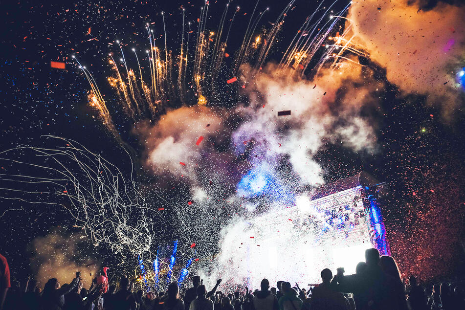 Feuerwerk, CO2-Kanonen, Konfetti und eine spektakuläre Lichtshow gehören zu jedem Tag des "Break the Rules"-Festivals.