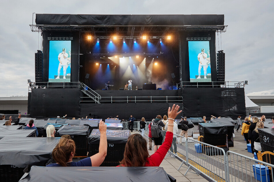 Pietro Lombardi singt am Hafen: Fans sitzen in Strandkörben