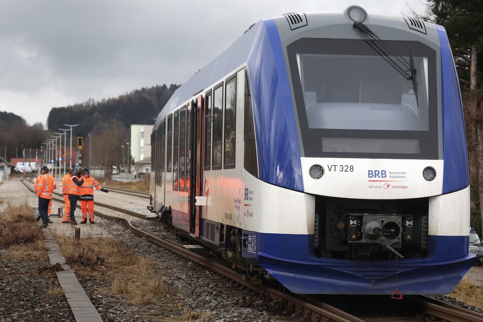Der entgleister Zug der Bayerischen Regiobahn steht zwischen den Gleisen im Bahnhofsbereich Peiting.