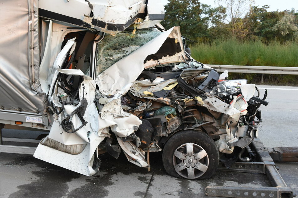 Unfall A9: Unfall auf der A9 in Nordsachsen: Fahrerhaus durch Crash völlig zerstört