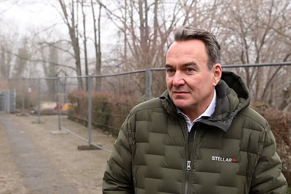 Der Breisacher Stadtjäger Marc Gleichauf steht vor dem Behelfszaun auf dem Gelände des Kindergartens.