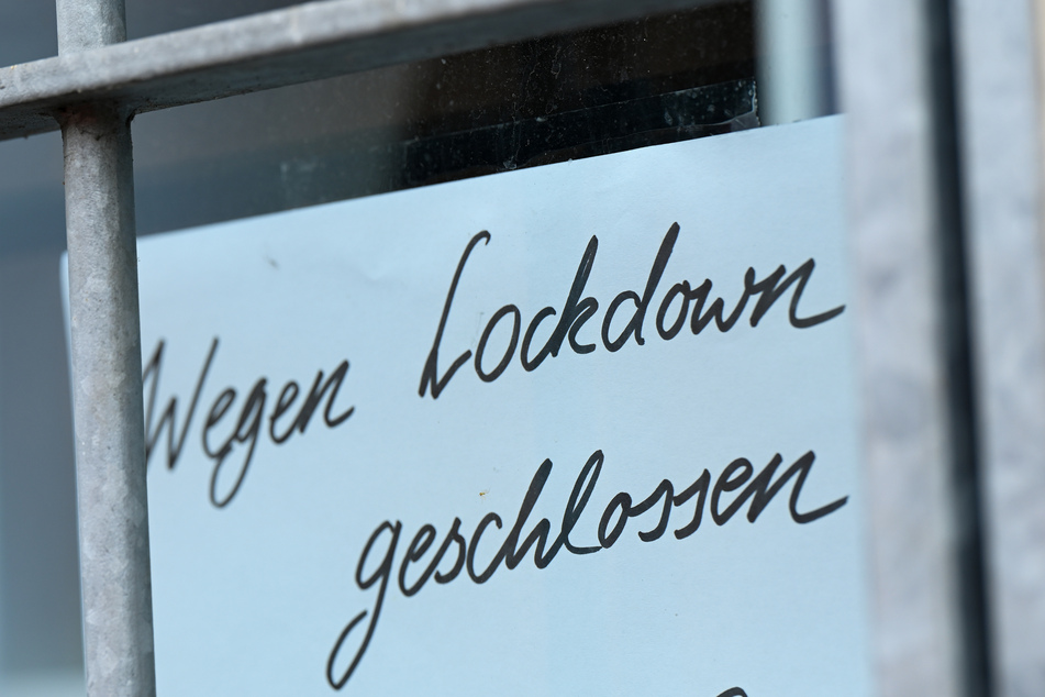 Die bundesweite Notbremse gilt, wenn die 7-Tage-Inzidenz an drei aufeinander folgenden Tagen den Wert 100 überschreitet. Dann müssen Geschäfte wieder schließen.