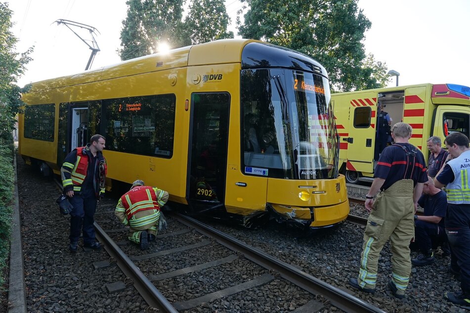 Am 23. August entgleiste eine neue Straßenbahn der DVB, nachdem ein BMW mit der Tram zusammengestoßen war.