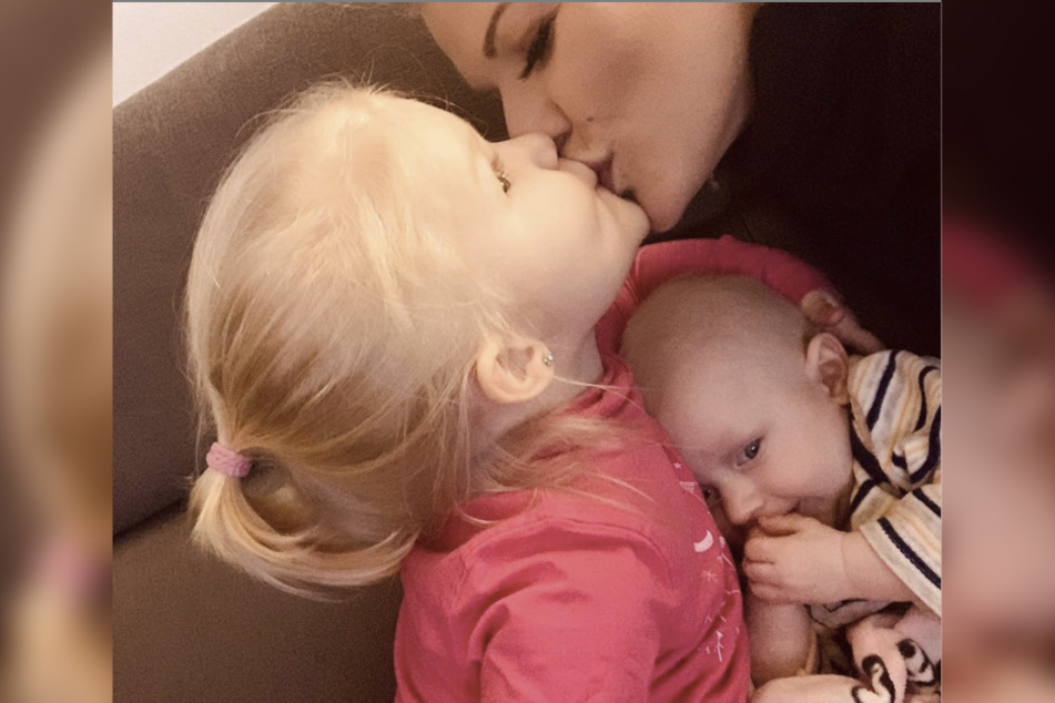 Die Partysängerin hat jetzt (unfreiwillig) mehr Zeit für ihre Kinder Mia Rose (2) und Matty (5 Monate).