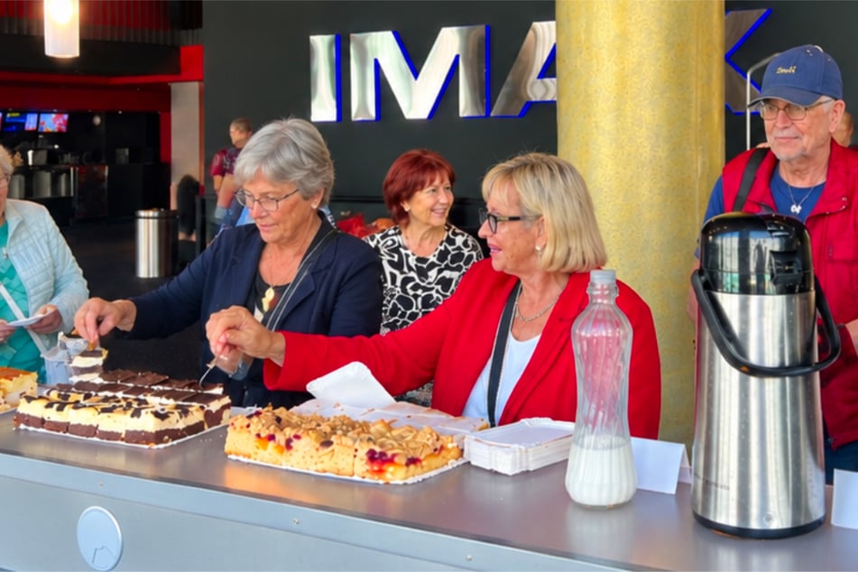 Vor der Vorführung können die Gäste bei Kaffee und Kuchen ins Gespräch kommen.