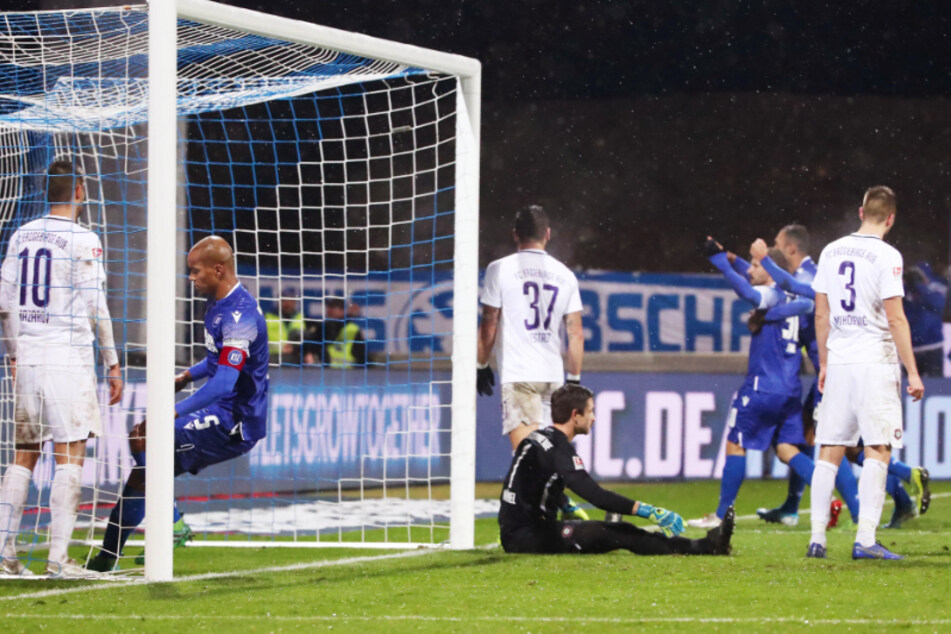 11. November 2019: Anton Fink (3.v.r./Nr. 30) jubelt über seinen Ausgleichstreffer beim 1:1 des Karlsruher SC im Zweitliga-Spiel gegen den FC Erzgebirge Aue. Veilchen-Keeper Martin Männel sitzt enttäuscht am Boden. Heute im Pokal treffen der FCE-Kapitän und Fink wieder aufeinander, denn Letzterer spielt jetzt für den SSV Ulm.