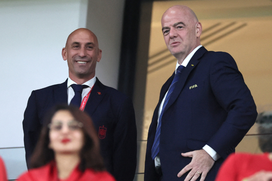 Spaniens Verbandsboss Luis Rubiales (45, l.) mit FIFA-Präsident Gianni Infantino (53).