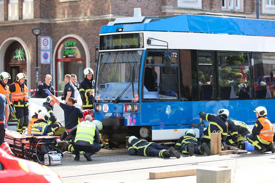 Die Rettungskräfte konnten den eingeklemmten Jungen befreien.