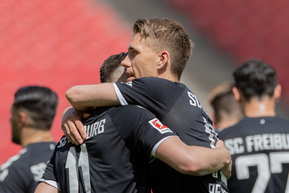 Freiburgs Torjäger Nils Petersen (v.-r.) freut sich im mit Ermedin Demirovic über seinen Treffer zum 1:0.
