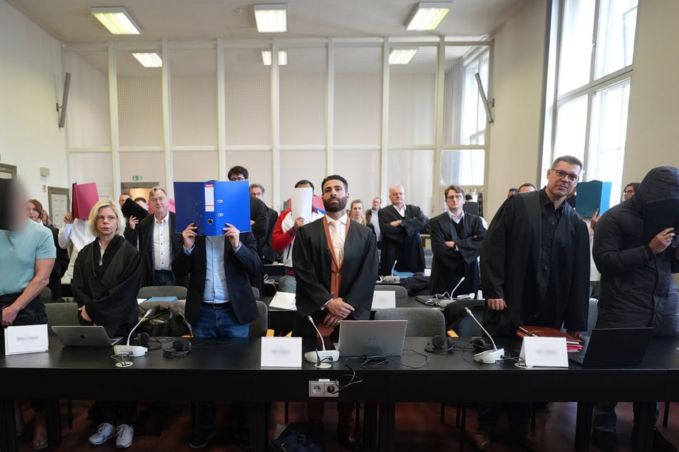 Insgesamt elf Männer stehen im Fokus der Justiz bei der Verhandlung im Landgericht Hamburg.