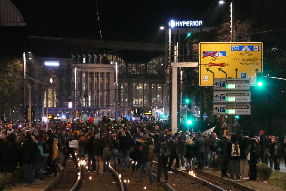 Vor dem Hauptbahnhof stellten die "Querdenker" Kerzen auf. Nun bewegt sich der Zug weiter.