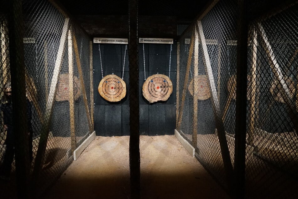 Gespielt wird auf Bahnen, die von einem Sicherheitszaun umgeben sind, durch den weder Messer noch Axt hindurchdringen können.