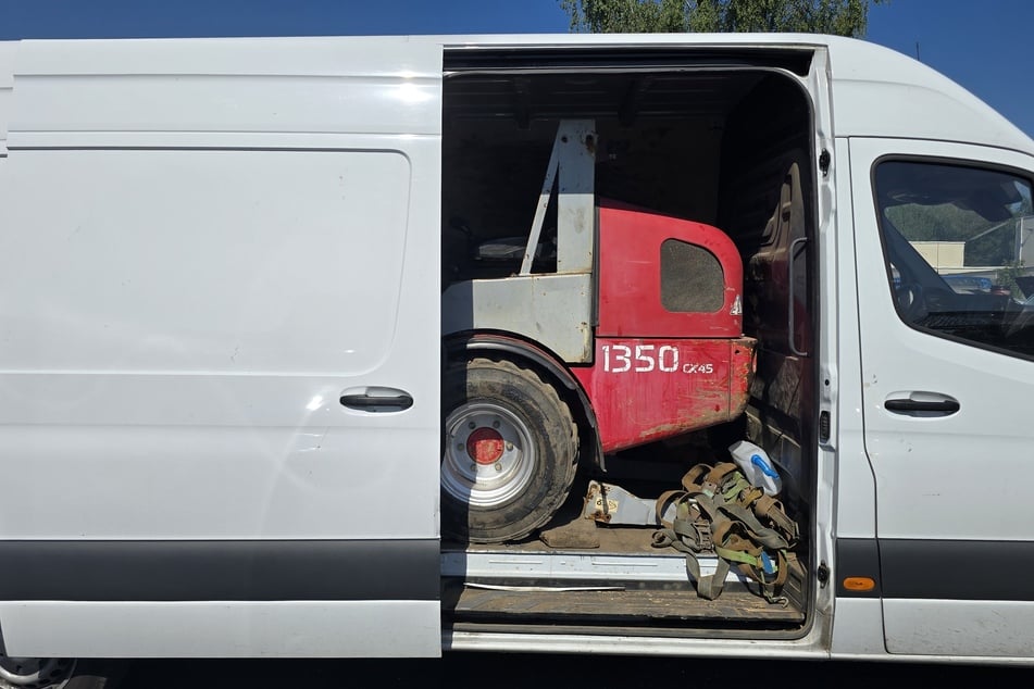 Gerade so passte der geklaute Muldenkipper in den Kleintransporter.