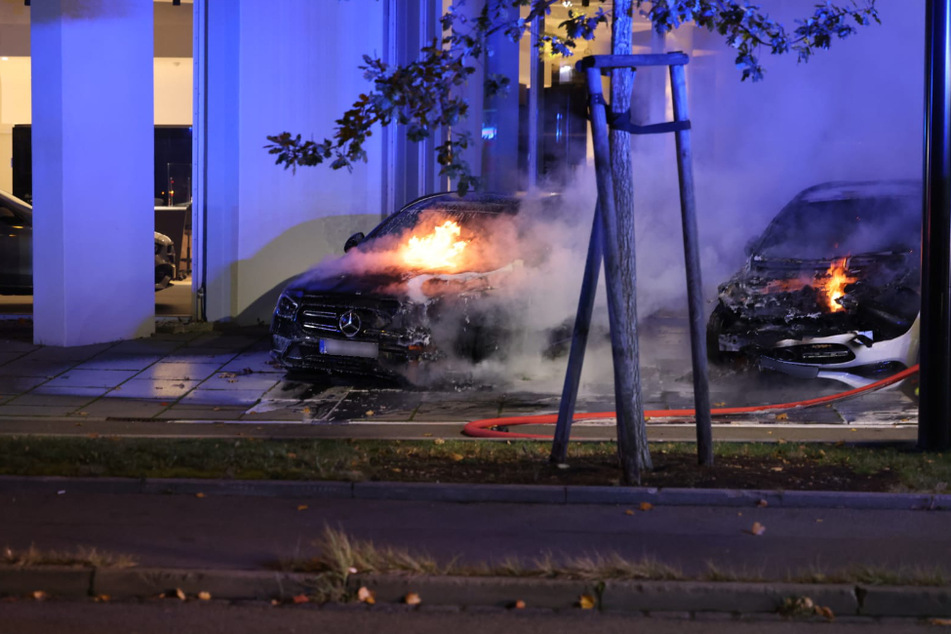 Mehrere Autos fielen in der Richard-Lehmann-Straße den Flammen zum Opfer.
