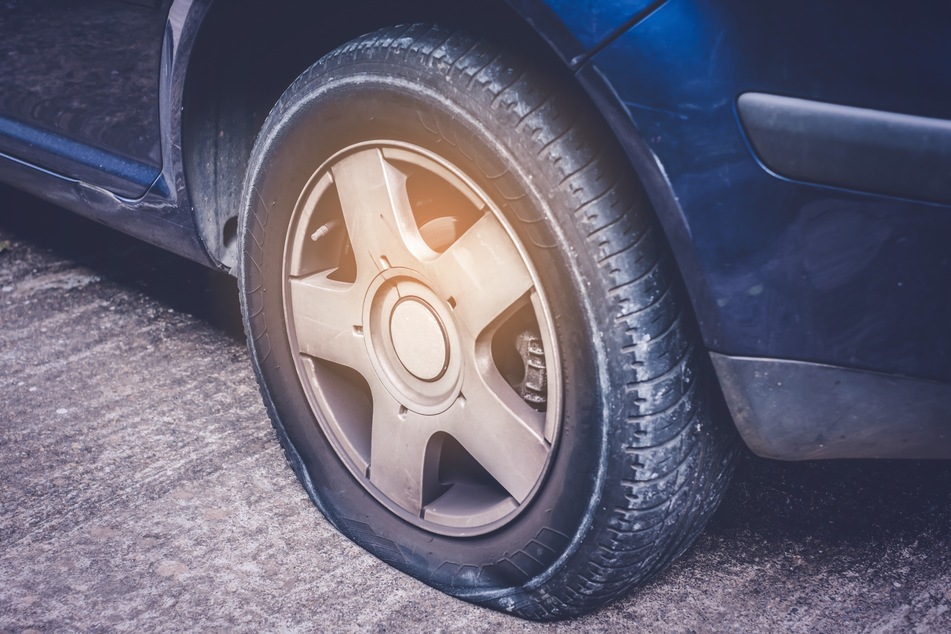 Damit böse Überraschungen auf der Straße vermieden werden können, sollten die Reifen gerade im Hochsommer regelmäßig kontrolliert werden. (Symbolbild)