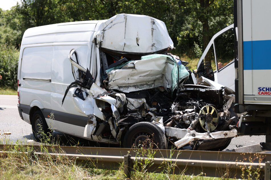 Bei dem relativ neuwertigen Fahrzeug wurde sofort ein eCall durch die Crash-Sensoren ausgelöst, der die Einsatzkräfte alarmierte.