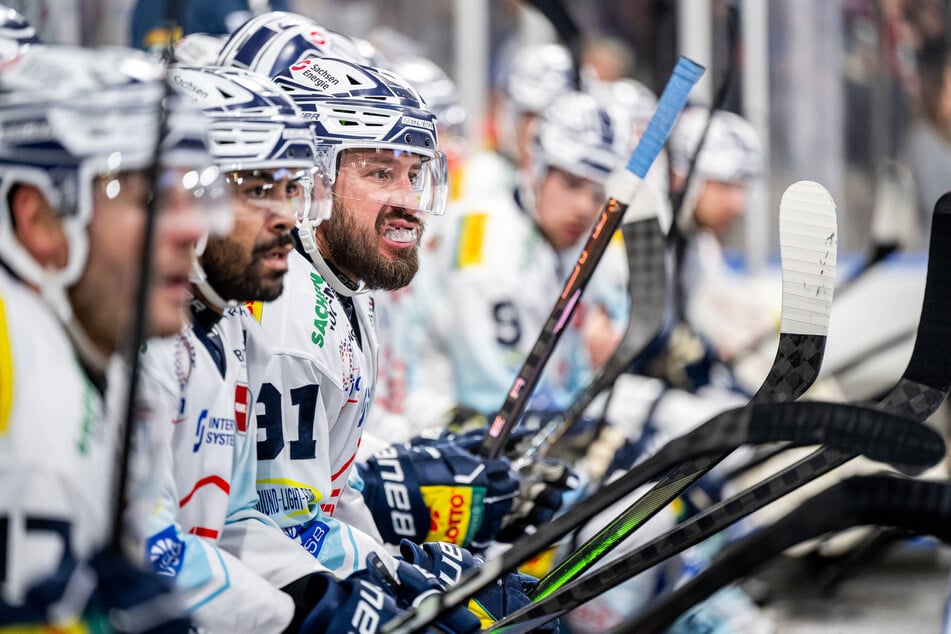 Der Frust steht Travis Turnbull (r.) ins Gesicht geschrieben. So hatte er sich die Saison in der DEL nicht vorgestellt.