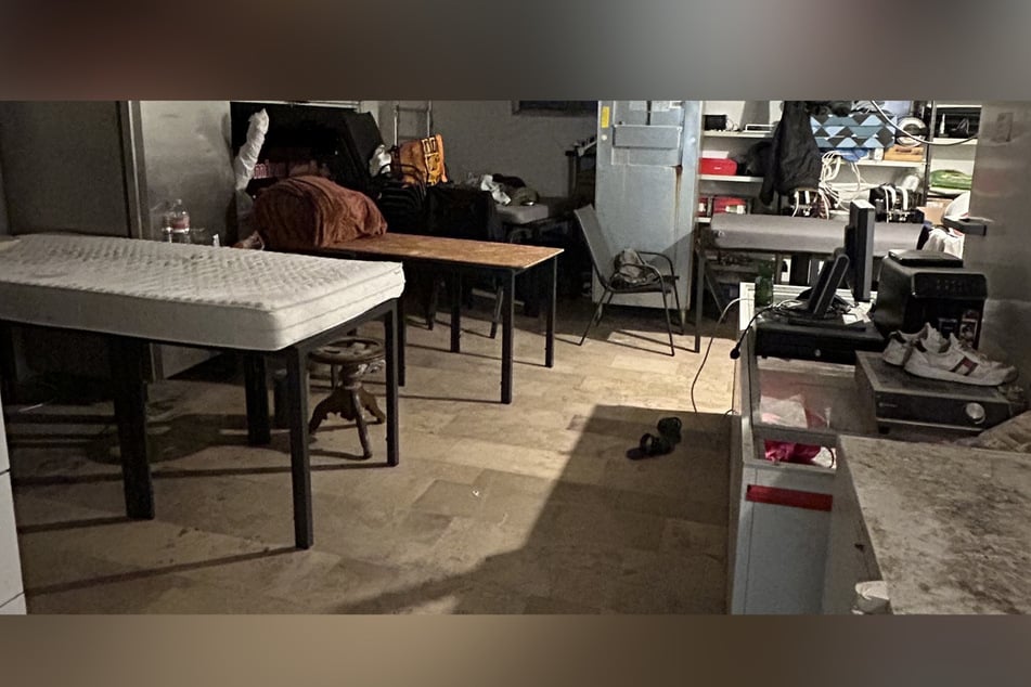 Hier ließ eine Restaurantbetreiberin (39) aus Bielefeld die Männer schlafen, die ihr Lokal renovierten.