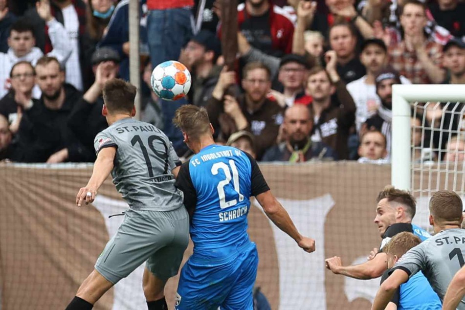 Luca Zander (links) stieg bei einer Ecke zum Kopfball hoch und erzielte die 1:0-Führung für den FC St. Pauli.