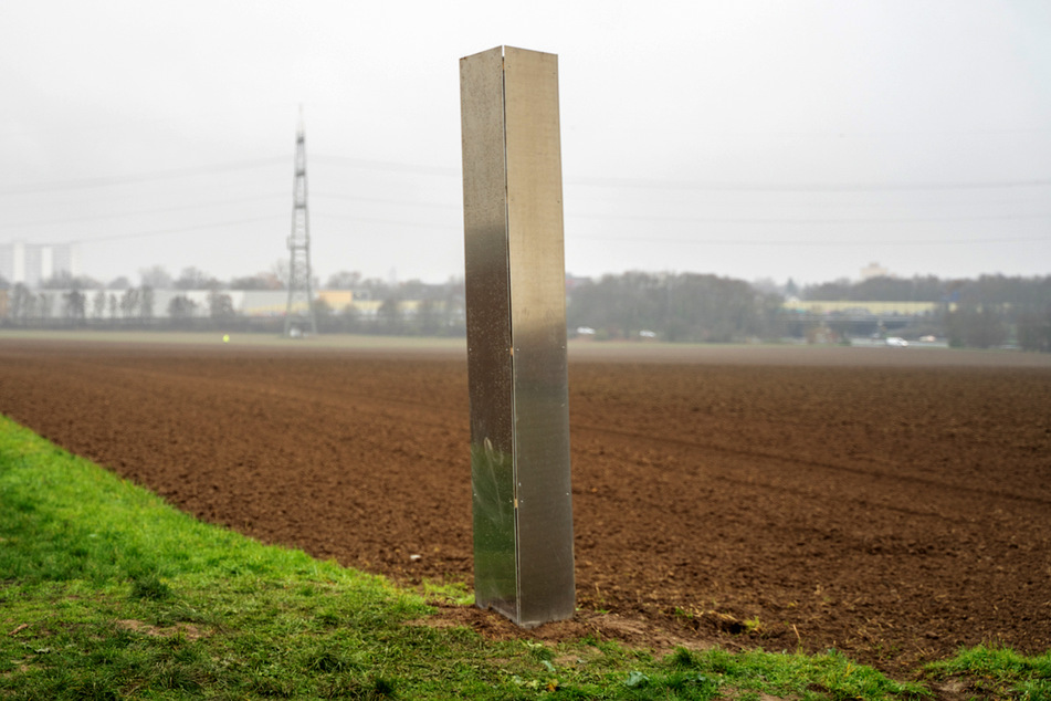Im hessischen Sulzbach tauchte, wie aus dem Nichts, ein Monolith aus Metall auf.