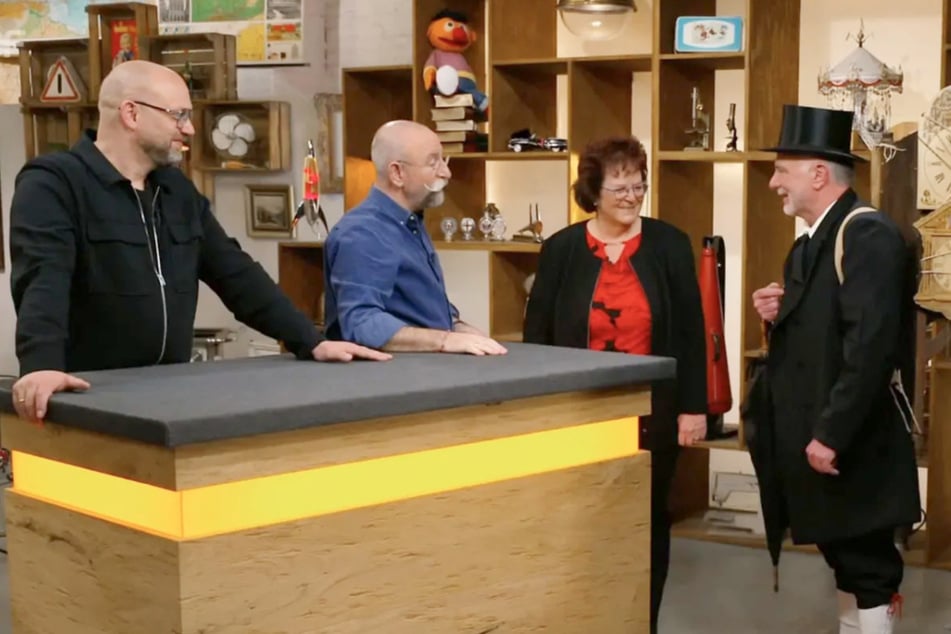 Uhrenschild-Malerin Helga möchte bei "Bares für Rares" ein Objekt verkaufen, das sie selbst gefertigt hat.