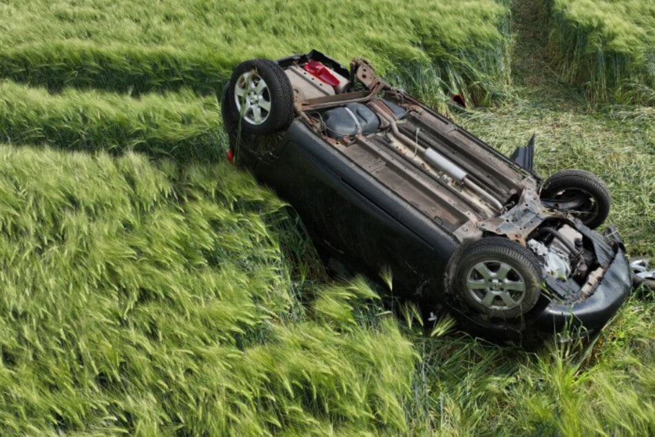 Opel landet auf Feld: Rentner muss aus Auto gerettet werden