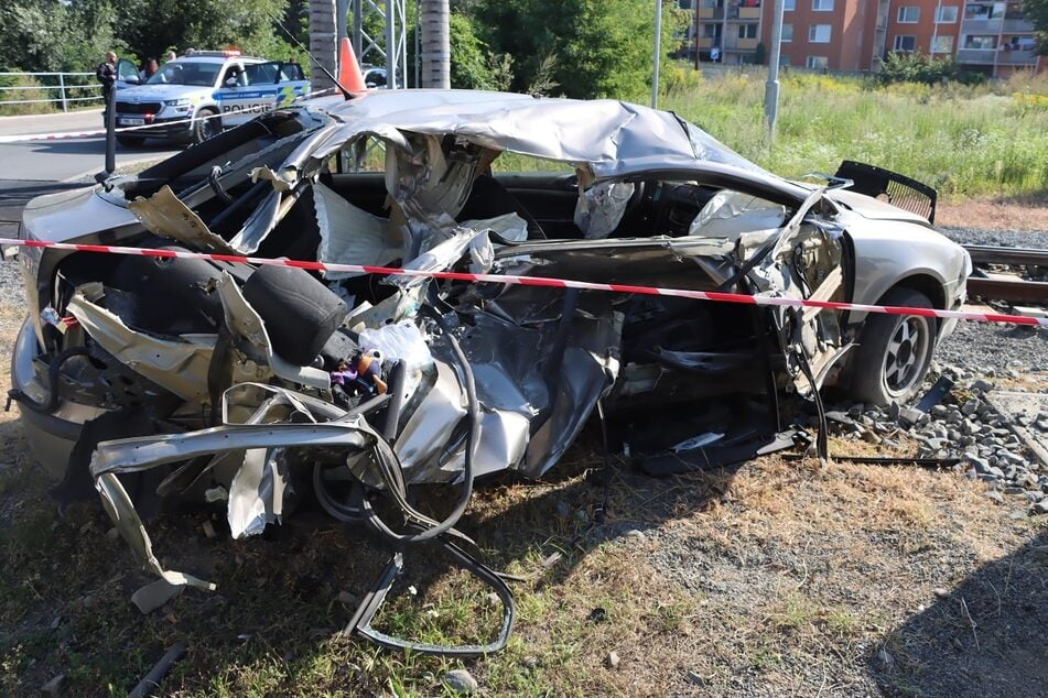 Mit Totalschaden stand das Fluchtauto an einem Bahnübergang von Šternberk.