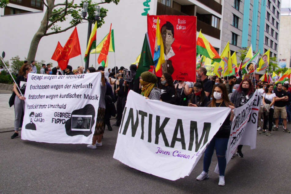 Kurden demonstrieren in der Stuttgarter Innenstadt gegen den völkerrechtswidrigen Krieg in der Türkei.