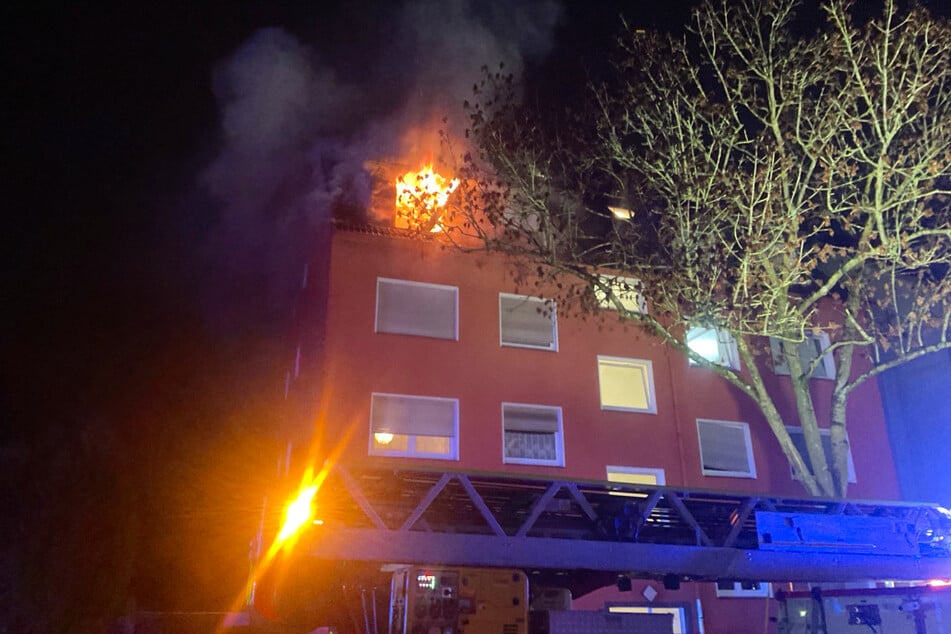 Aus der Wohnung schlugen schon Flammen, als die Feuerwehr in Dortmund-Huckarde eintraf.